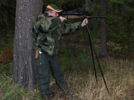 Den stående skydebænk - Ryggen lænes op mod træet